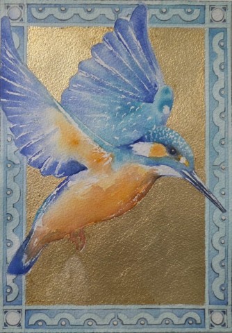 Aquarellbild eines Eisvogels in Blau und Orange mit goldenem Hintergrund und türkisfarbener Schmuckbordüre